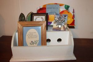 lot 116 image: Table top organizer, and decor pieces
