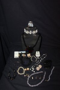 lot 131 image: Fashion Jewelry