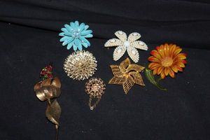 lot 132 image: Vintage Brooches