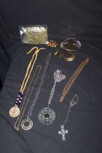 lot 145 image: Vintage Crown Royal  Belt Buckel and more