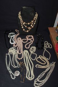 lot 147 image: Pearl like Necklaces