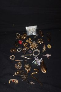 lot 149 image: Large Selection of Vintage Brooches