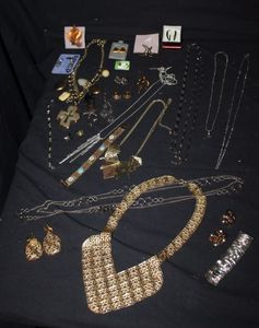 lot 166 image: Vintage Fashion Jewelry