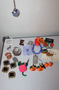 lot 207 image: Variety of Holiday Themed Pins and Broches