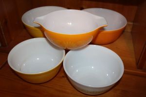 lot 259 image: Five Vintage anchor hocking Mixing bowls