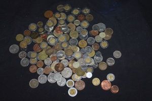 lot 303 image: Large Quantity and Variety of type and Year of Foreign coins