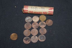 lot 304 image: 1950s - 1981 roll of Pennies, 13 wheat pennies, and a 1901 Indian Head Penny