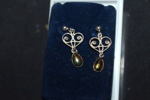 lot 320 image: Womans Earrings