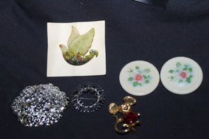 lot 343 image: Pendants