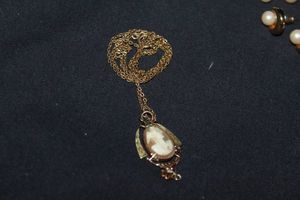 lot 346 image: 0K Gold Chain and Cameo