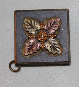 lot 385 image: 10K Black Hills Gold Pendant