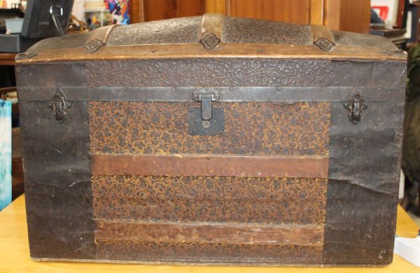 lot 1 image: Antique Looking Dome Top Steamer Trunk Approx. 34.5x17x21