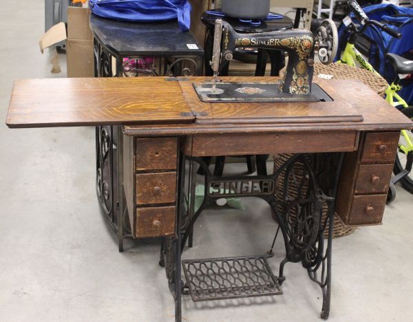 lot 3 image: 1939 Singer Sewing Machine with Storage Table