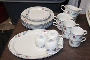 lot 55 image: Dishes Lenox Chinastone Poppies on Blue