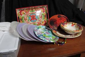 lot 84 image: Plastic Platters and serving Bowls