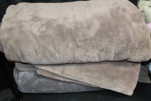 lot 88 image: 2 Plush Blankets