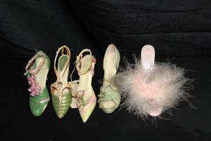 lot 211 image: Home Dcor Five Ceramic and resin Decroative Shoes