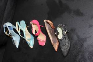 lot 212 image: Home Dcor Five Ceramic and resin Decroative Shoes