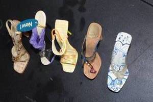lot 213 image: Home Dcor Five Ceramic and resin Decroative Shoes
