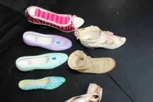 lot 214 image: Home Dcor Five Ceramic and Resin Decroative Shoes and One Ring Holder