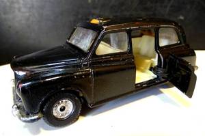 lot 129 image: VINTAGE CORGI LONDON TAXI 138 DIECAST METAL CAR (4.75)