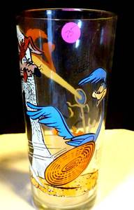 lot 75 image: VINTAGE 1976 Pepsi Road Runner Wile E Coyote Looney Tunes Collector Series Glass $$