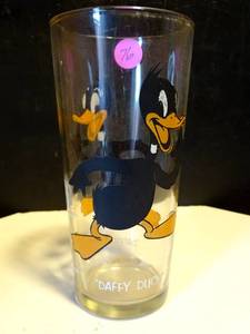 lot 76 image: VINTAGE Daffy Duck Pepsi Glass Collector Series Looney Tunes Warner Bros 1973 $$