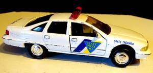 lot 215 image: VINTAGE 1993 NEW JERSEY STATE POLICE HIGHWAY PATROL 143 DIECAST