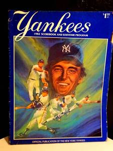 lot 216 image: VINTAGE UNUSED 1982 NEW YORK YANKEES SOUVINIR PROGRAM AND SCORECARD