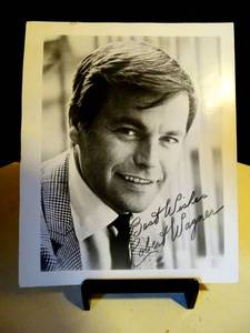 lot 266 image: VINTAGE ROBERT WAGNER PUBLICITY SIGNED PHOTO