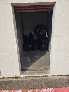 lot 304 image: D4 - 6 X 10 UNIT (BAGS OF UNSEARCHED CLOTHING)