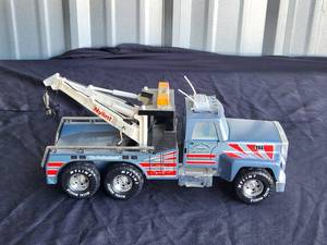 lot 10 image: Vintage Nylint - Towing-wrecker pressed metal toy