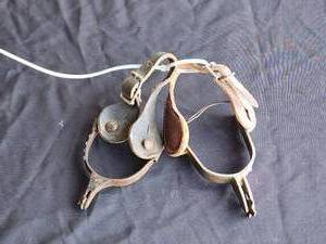 lot 16 image: Vintage spurs - not a set - great wall hangers