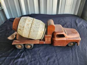 lot 21 image: Vintage large Structo pressed steel cement mixer metal toy truck