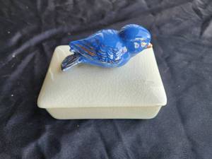 lot 27 image: Vintage trinket box with bluebird on lid