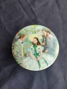 lot 41 image: Vintage Gone with the Wind music box - W.L. George