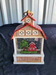 lot 47 image: Vintage Barnyard snow globe barn