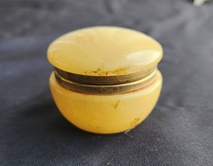 lot 54 image: Vintage genuine Alabaster lidded trinket box from Italy