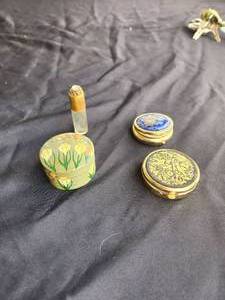 lot 57 image: Selection of vintage trinket and lidded pill keepers