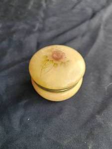 lot 58 image: Vintage genuine Alabaster lidded trinket box from Italy