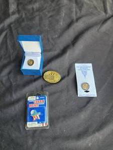 lot 61 image: Collectible U.S.A charms and pinbacks
