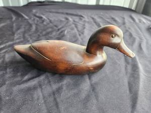 lot 76 image: Wood carved duck