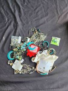 lot 112 image: Selection of jewelry