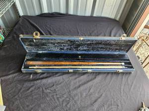 lot 120 image: Vintage pool stick with case