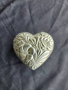 lot 130 image: Vintage metal trinket keeper - made by International Silver Company