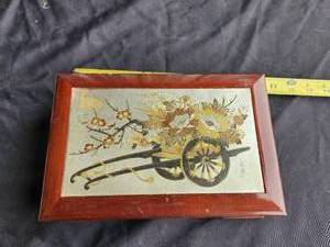 lot 132 image: Vintage musical jewelry box