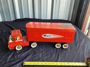 lot 133 image: Vintage Structo toy semi-truck