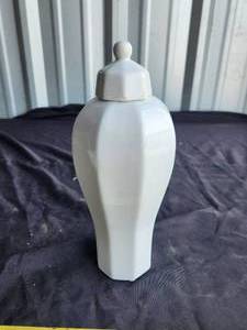 lot 135 image: White ceramic lidded vase-urn