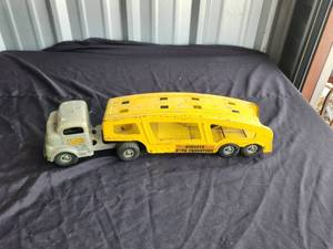 lot 137 image: Vintage Structo toy car hauler semi-truck
