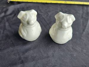 lot 140 image: Pig themed salt & pepper shakers